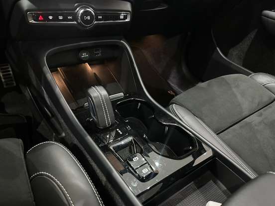 VOLVO-XC40-2021