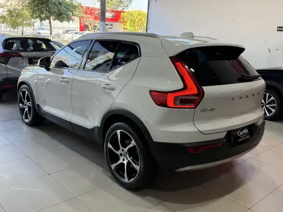 VOLVO-XC40-2019