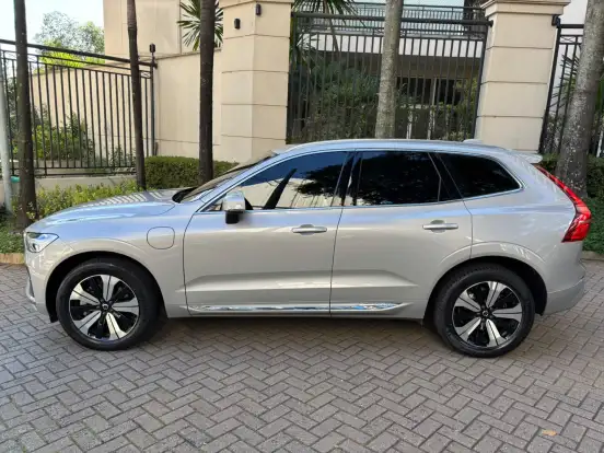 VOLVO-XC60-2023