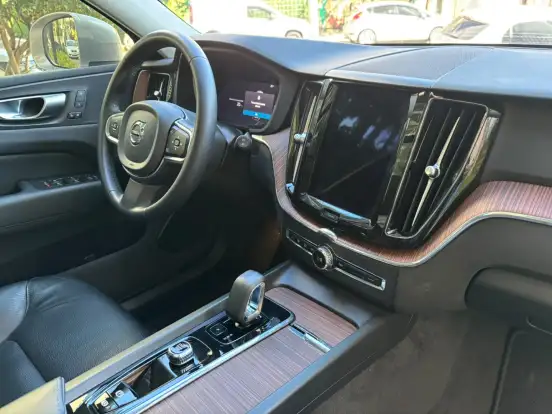 VOLVO-XC60-2023