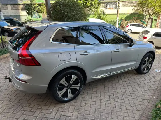 VOLVO-XC60-2023