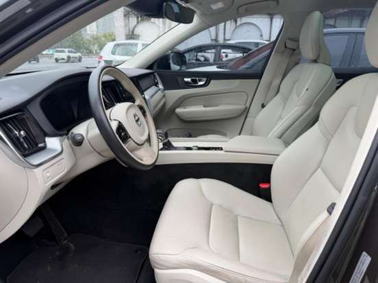 VOLVO-XC60-2.0 T5 GASOLINA MOMENTUM AWD GEARTRONIC VOLVO-XC60-2018