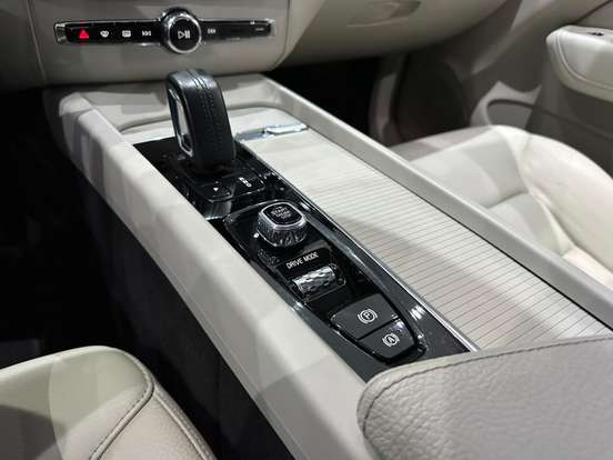 VOLVO-XC60-2.0 T8 HYBRID MOMENTUM AWD GEARTRONIC VOLVO-XC60-2021