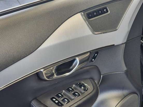 VOLVO-XC90-2019