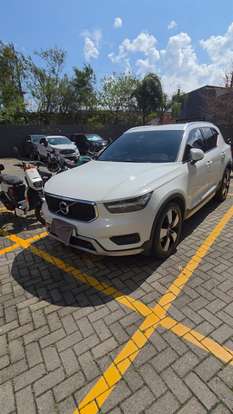 VOLVO-XC40-2020