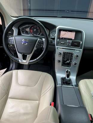 VOLVO-XC60-2.4 D5 MOMENTUM DIESEL AWD 4P AUTOMÁTICO VOLVO-XC60-2017