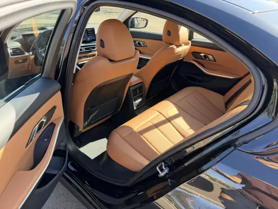 BMW-320i-2023