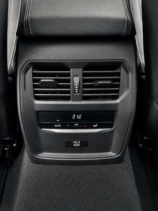 BMW-330e-2022