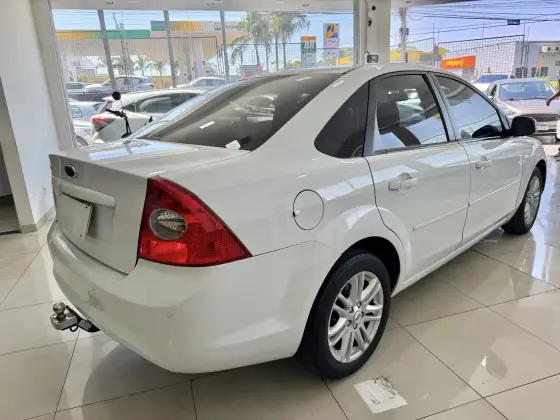 FORD FOCUS 1.6 GLX SEDAN 8V FLEX 4P MANUAL