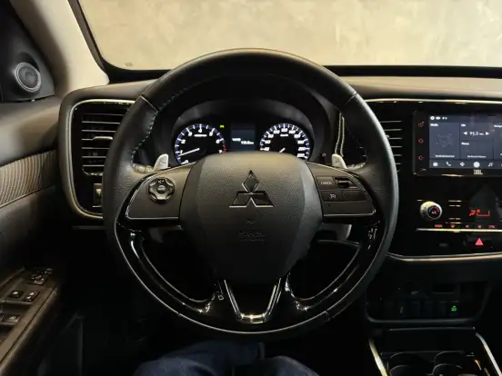 MITSUBISHI-OUTLANDER-2021
