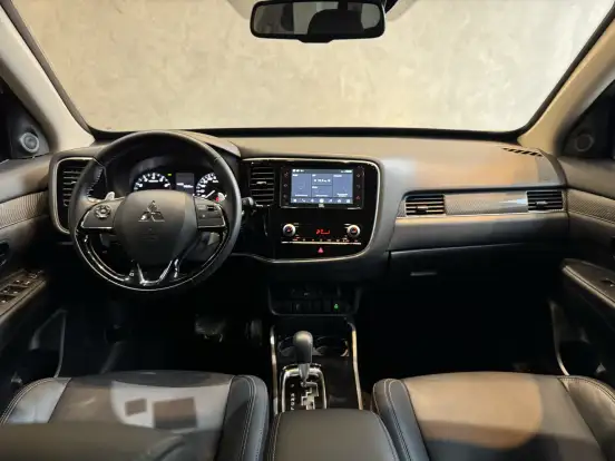 MITSUBISHI-OUTLANDER-2021