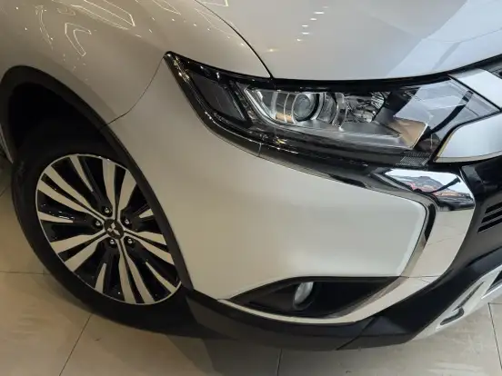 MITSUBISHI-OUTLANDER-2021