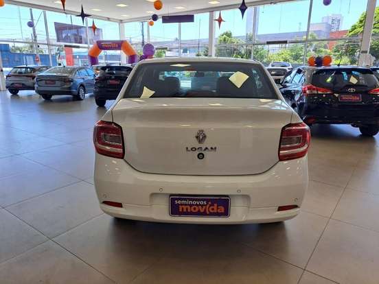 RENAULT-LOGAN-2023