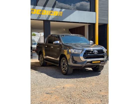 TOYOTA HILUX 2.8 D-4D TURBO DIESEL CD SR 4X4 AUTOMÁTICO