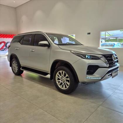 TOYOTA HILUX 2.8 D-4D TURBO DIESEL CD SRX 4X4 AUTOMÁTICO
