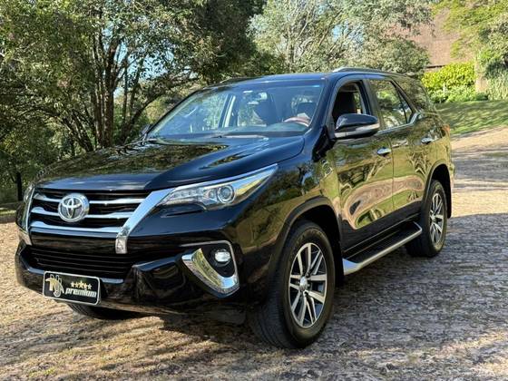 TOYOTA HILUX SW4 2.8 SRX 4X4 7 LUGARES 16V TURBO INTERCOOLER DIESEL 4P AUTOMÁTICO
