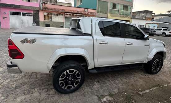 TOYOTA-HILUX-2.8 D-4D TURBO DIESEL CD SRX 4X4 AUTOMÁTICO TOYOTA-HILUX-2023