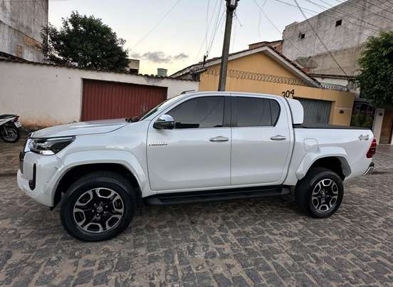 TOYOTA-HILUX-2023