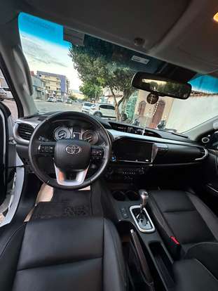 TOYOTA-HILUX-2.8 D-4D TURBO DIESEL CD SRX 4X4 AUTOMÁTICO TOYOTA-HILUX-2023