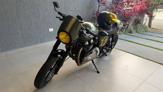 TRIUMPH THRUXTON 