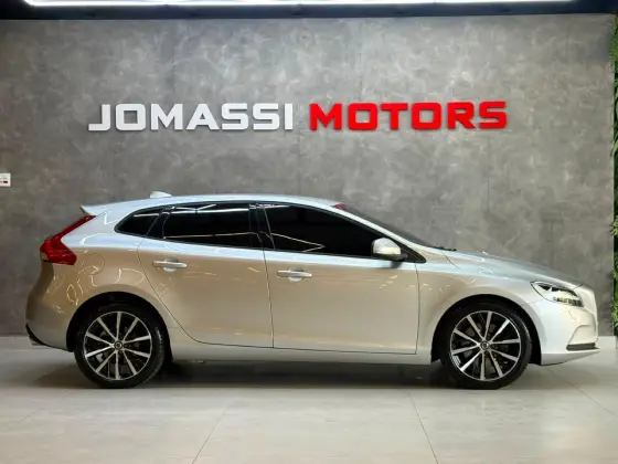 VOLVO V40 2.0 T4 MOMENTUM GASOLINA 4P AUTOMÁTICO