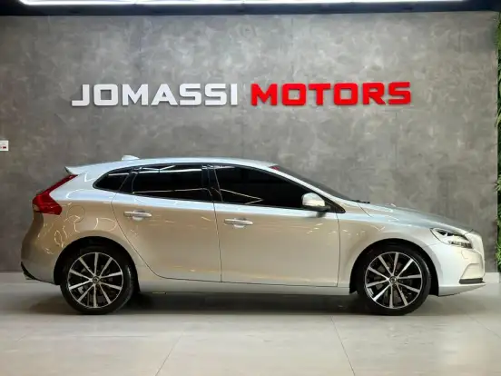 VOLVO-V40-2018