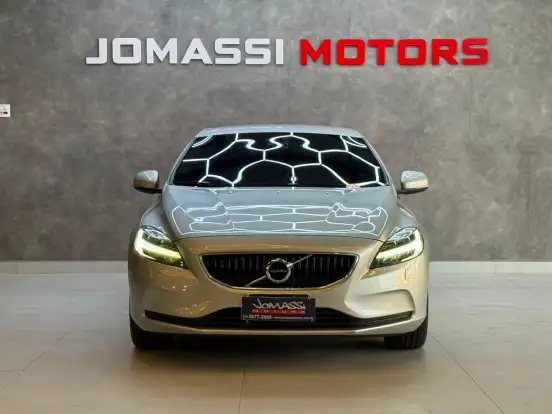 VOLVO-V40-2018