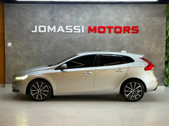 VOLVO-V40-2018
