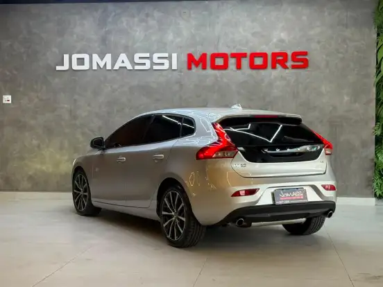 VOLVO-V40-2018