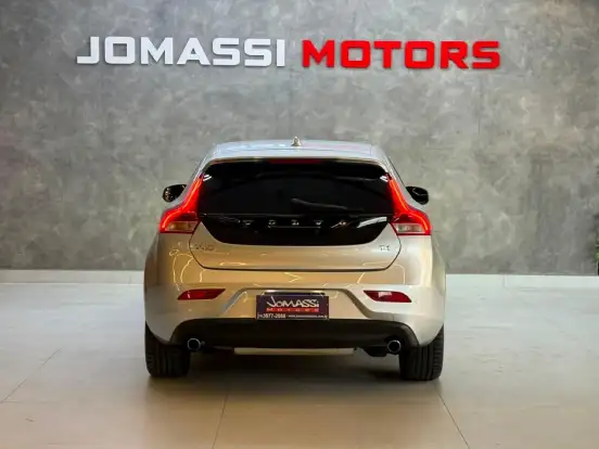 VOLVO-V40-2.0 T4 MOMENTUM GASOLINA 4P AUTOMÁTICO VOLVO-V40-2018