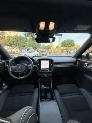 VOLVO-XC40-2022