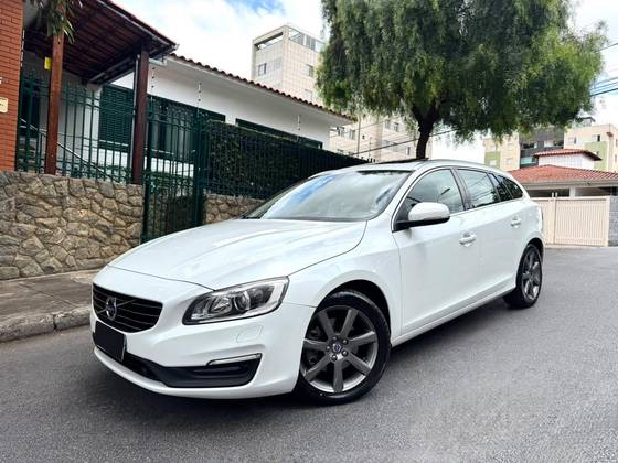 VOLVO V60 2.0 T4 MOMENTUM GASOLINA 4P AUTOMÁTICO