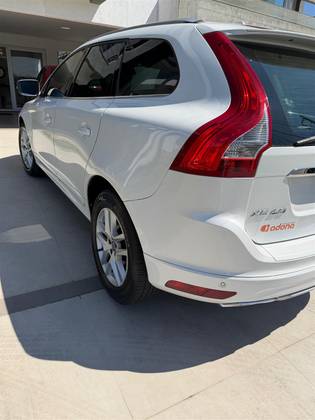 VOLVO XC60 2.4 D5 MOMENTUM DIESEL AWD 4P AUTOMÁTICO