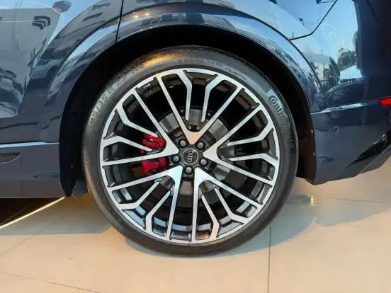 AUDI-Q8-2024