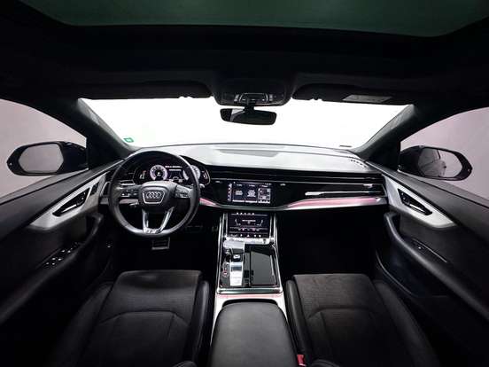 AUDI-Q8-2021