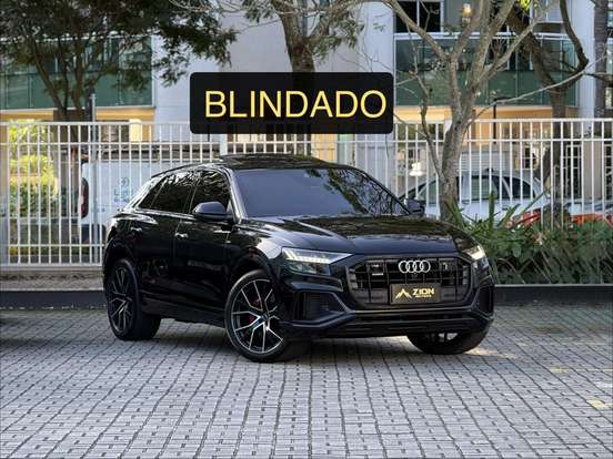 AUDI-Q8-2021