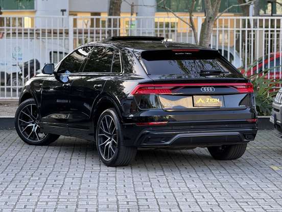AUDI-Q8-2021