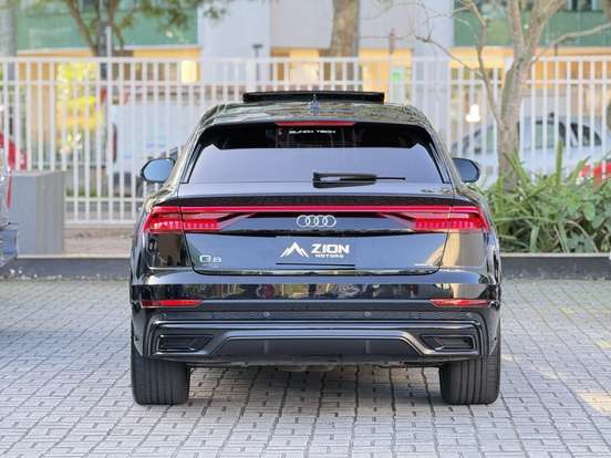 AUDI-Q8-2021