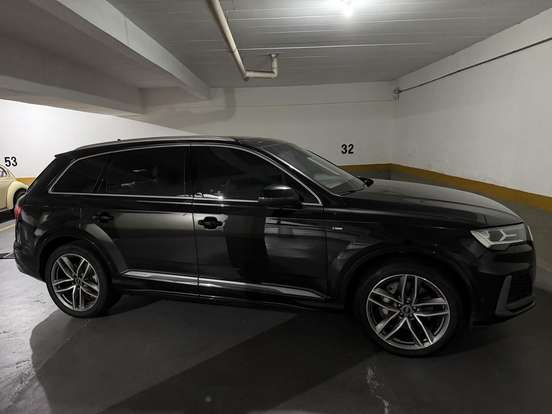 AUDI-Q7-2021