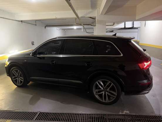 AUDI-Q7-2021