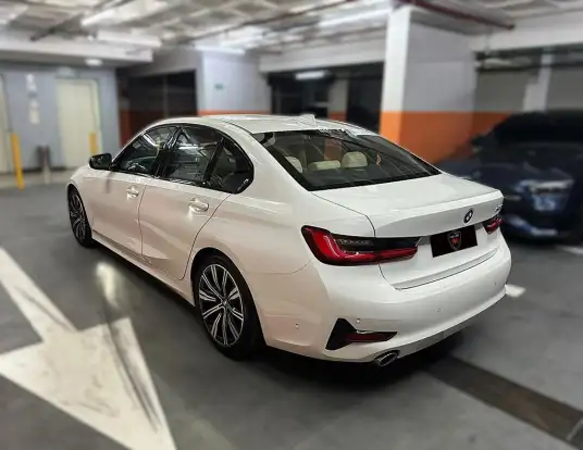 BMW-320i-2021