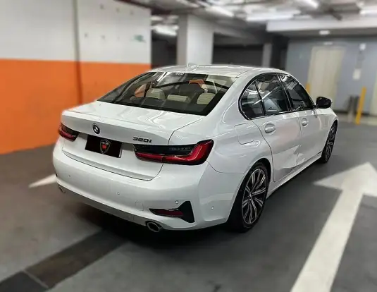 BMW-320i-2021