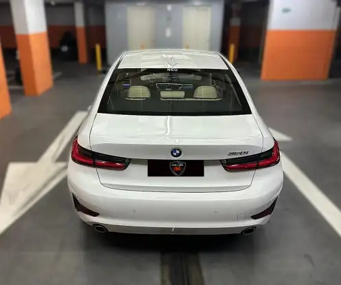 BMW-320i-2021
