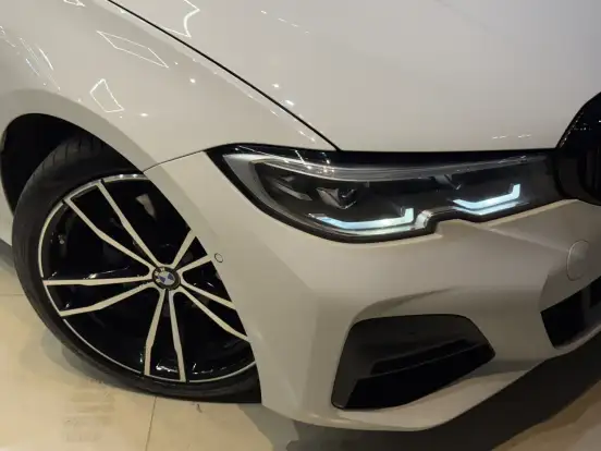 BMW-320i-2021