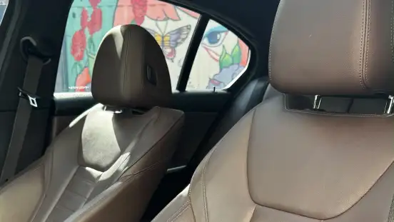 BMW-320i-2022