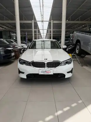 BMW-320i-2021