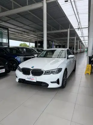 BMW-320i-2021