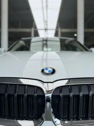 BMW-320i-2021