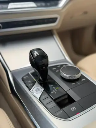BMW-320i-2021