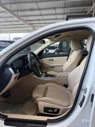 BMW-320i-2021